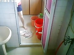 Madura tomando banho