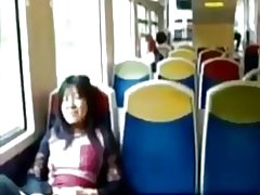 Milf asiático massageia o clitóris em um trem.