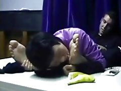 Milf chinês adora pés masculinos