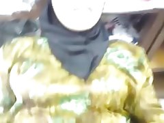 Mulher, enquanto a loja está aberta